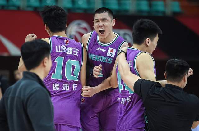 詹姆斯·怀特为了迎合费家这种顶尖的华人家族，早就学了一口流利的中文。